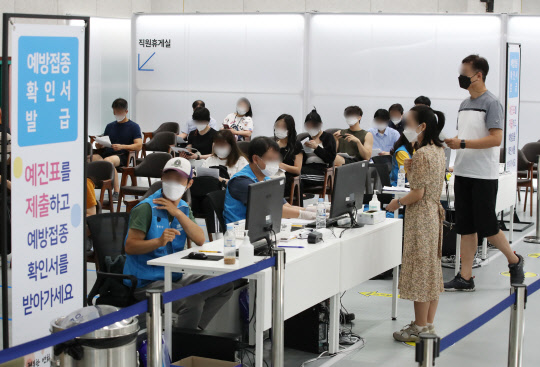 서울 동작구 제2예방접종센터가 마련된 동작구민체육센터에서 시민들이 백신 접종 뒤 이상반응을 살피기 위해 대기하고 있다.